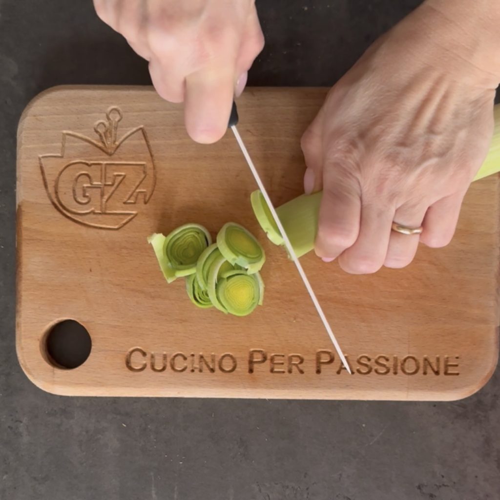 tarta salada de puerros y aceitunas