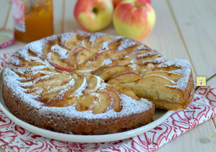 Tarta vertida de manzanas y mermelada