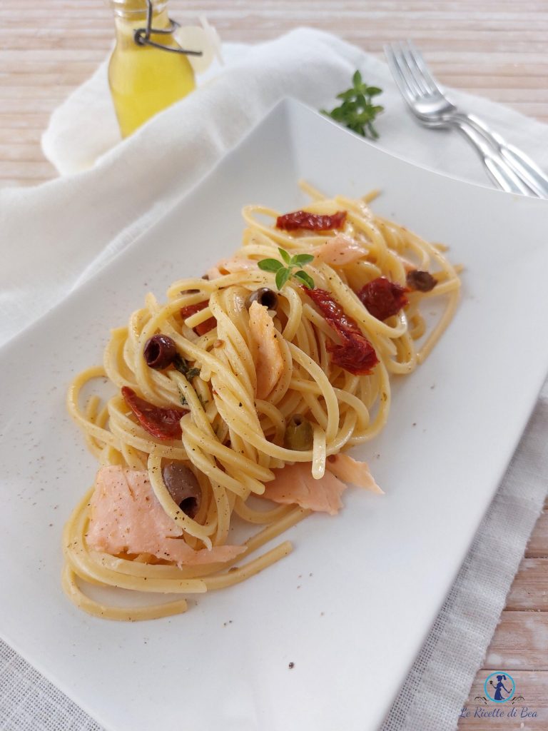 Trighetto al salmón con aceitunas