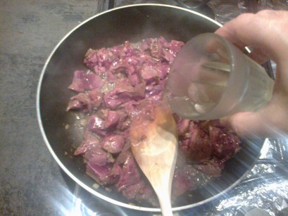 hígados y vino blanco seco