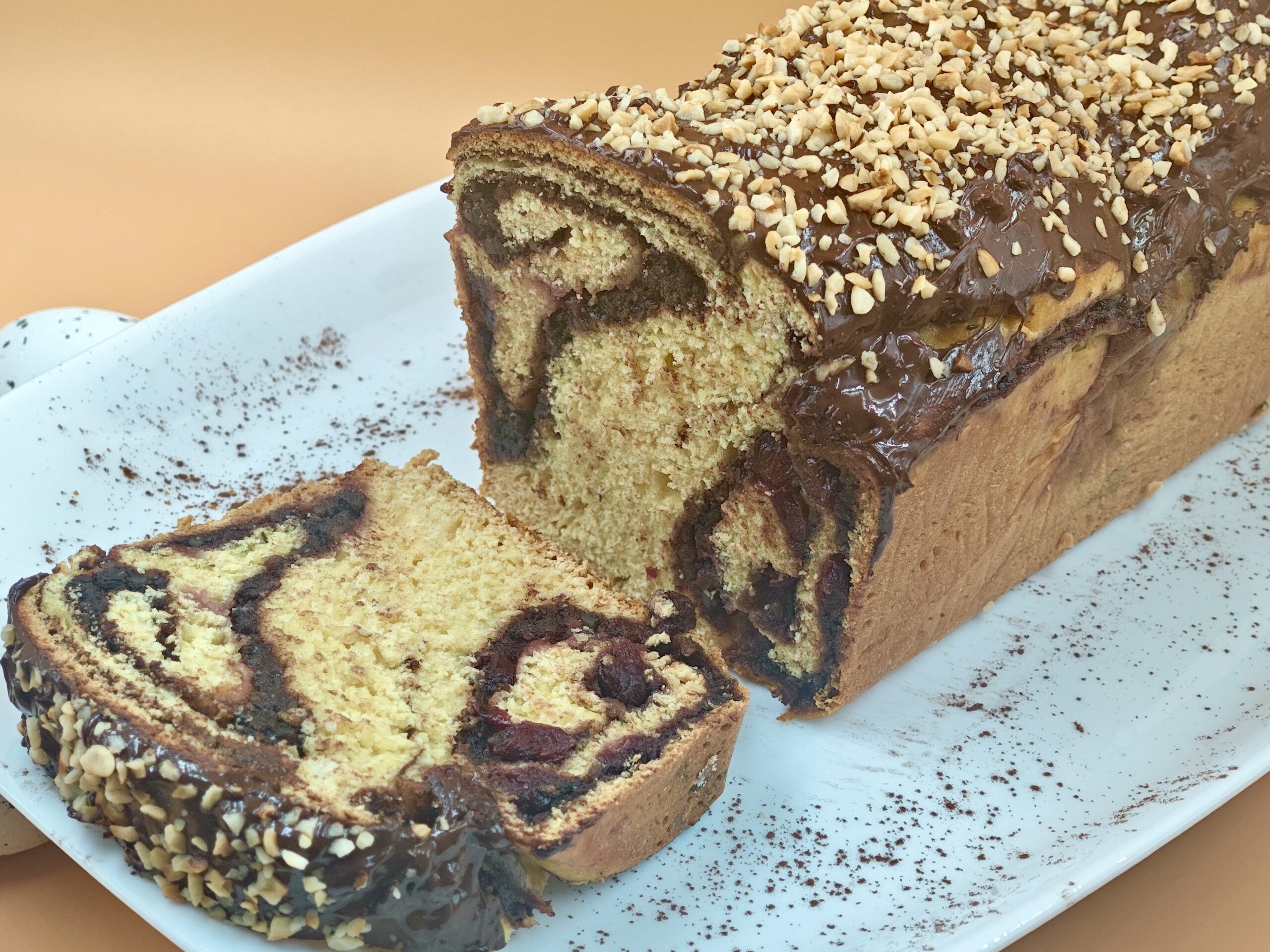 Panettone Rumano con Cacao y Guindas: Receta Suave y Deliciosa
