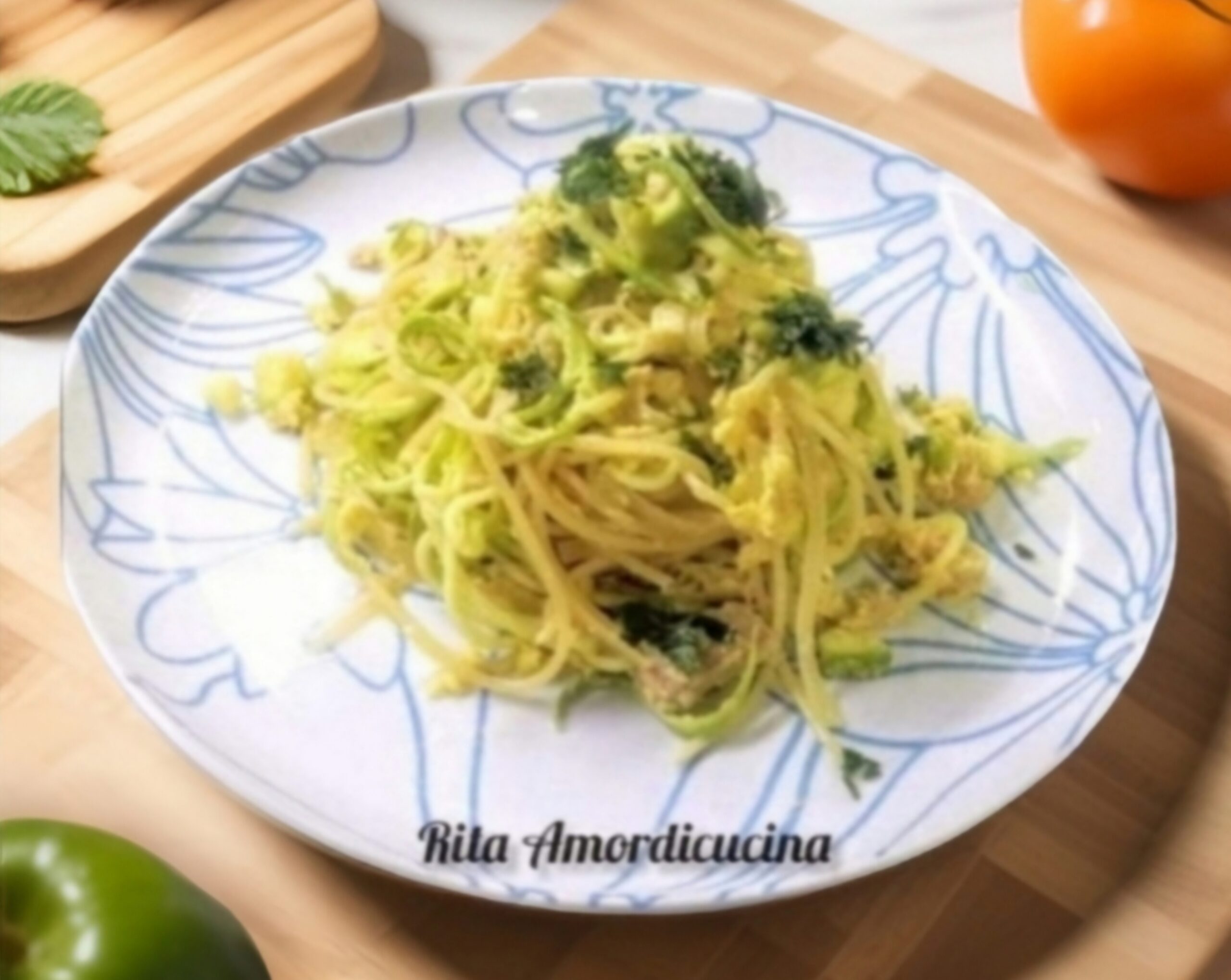 Pasta a la carbonara de pescado y calabacines