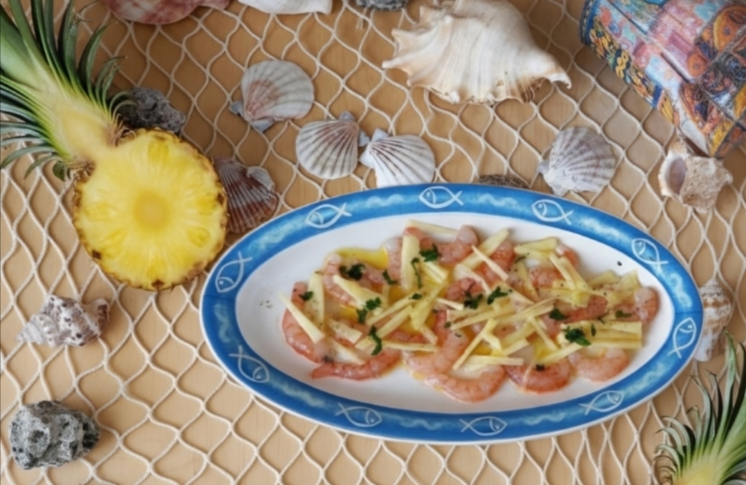 Gambas marinadas con cáscaras de piña