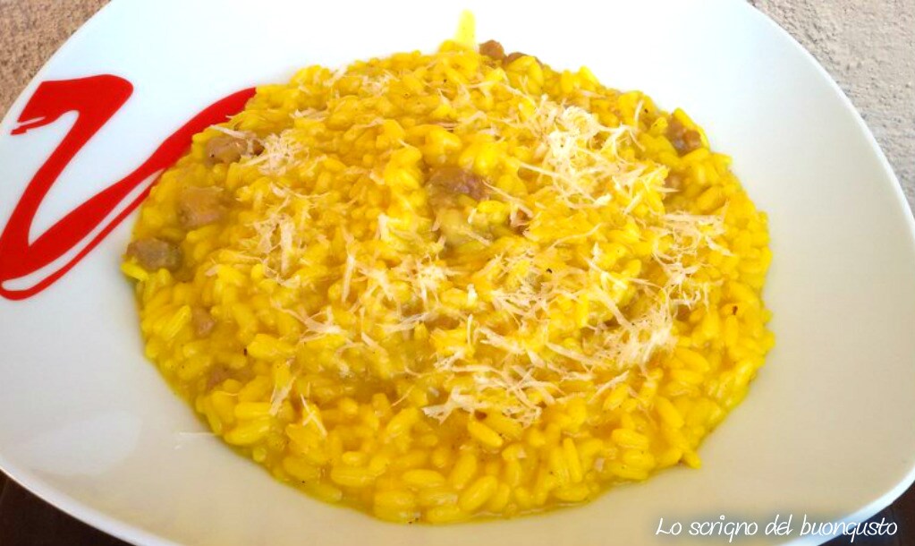Risotto con cúrcuma y salchicha