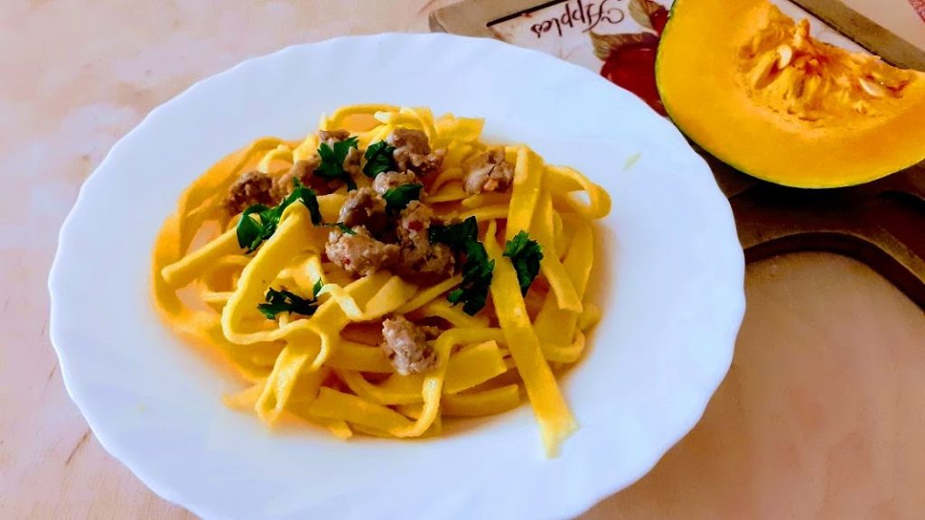 Pasta fresca de calabaza y harina de sémola con salchicha