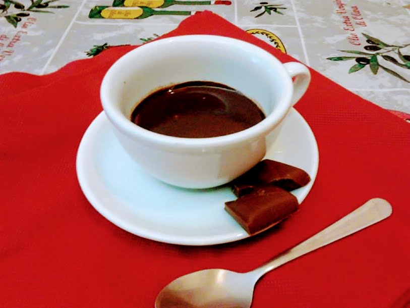 Chocolate caliente denso con leche y cacao amargo