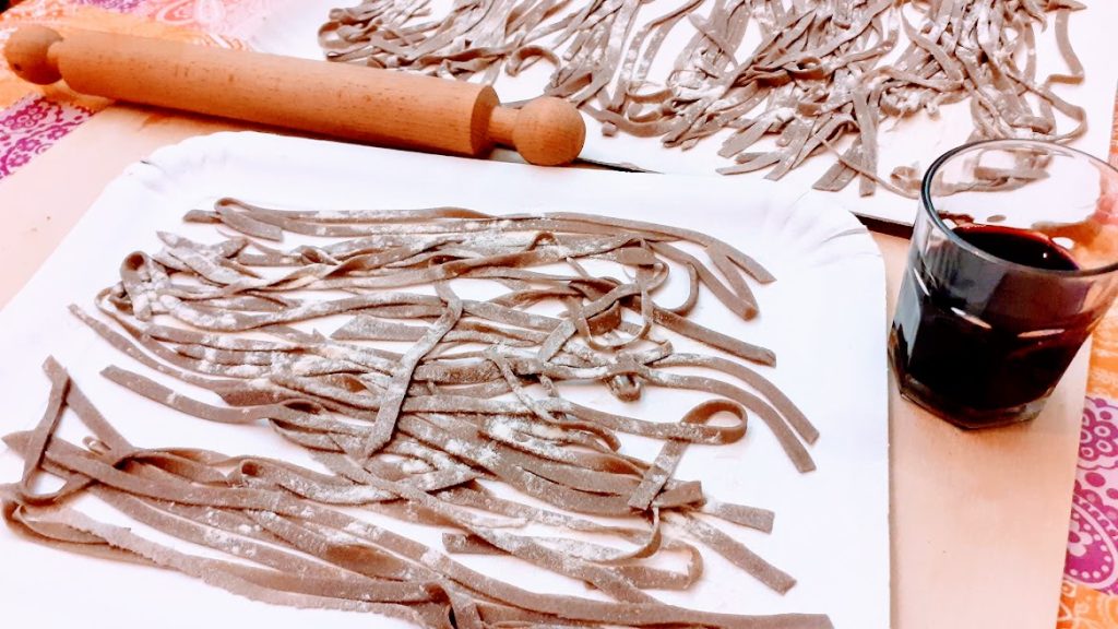 Tagliatelle al vino rosso con sémola de trigo duro masa básica