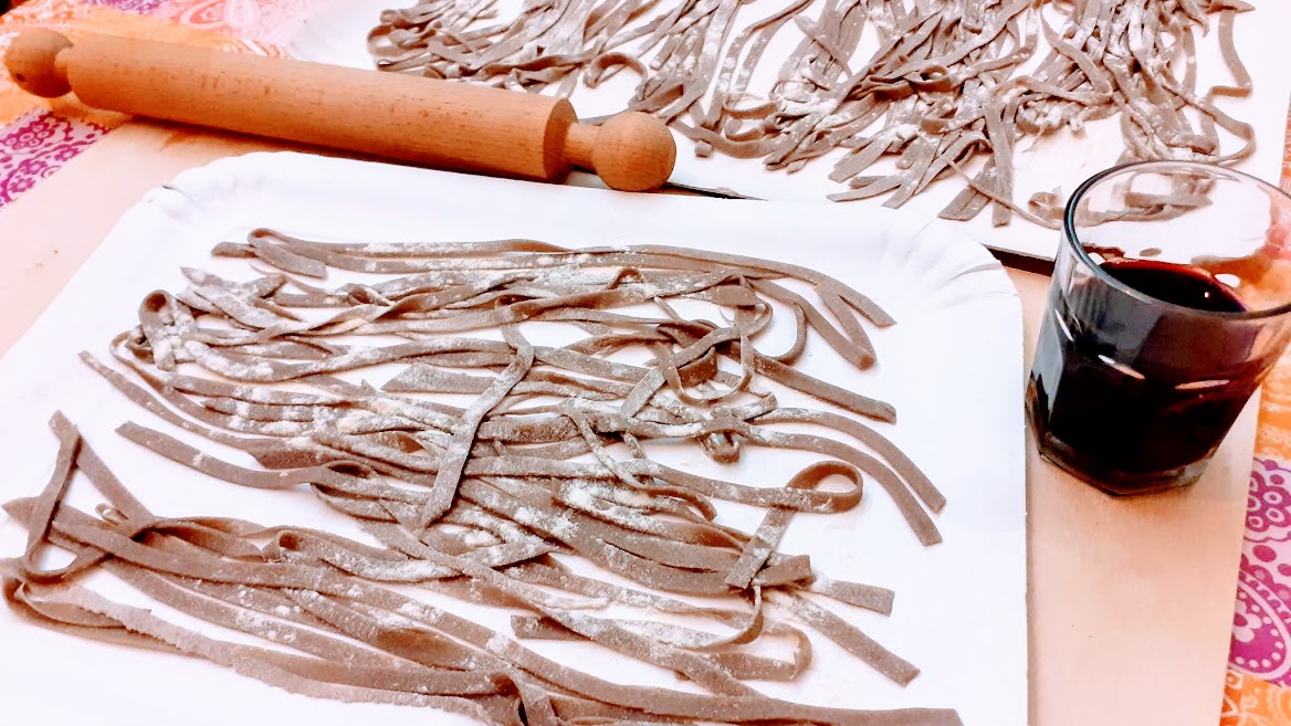 Tagliatelle al vino rosso hechas en casa con sémola de trigo duro masa básica