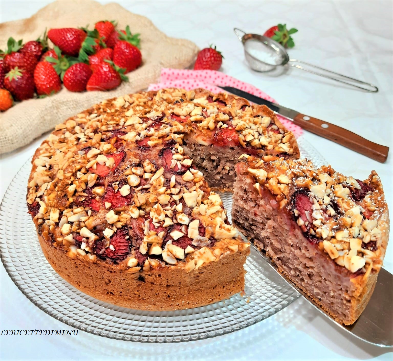 Tarta de yogur fresas y almendras