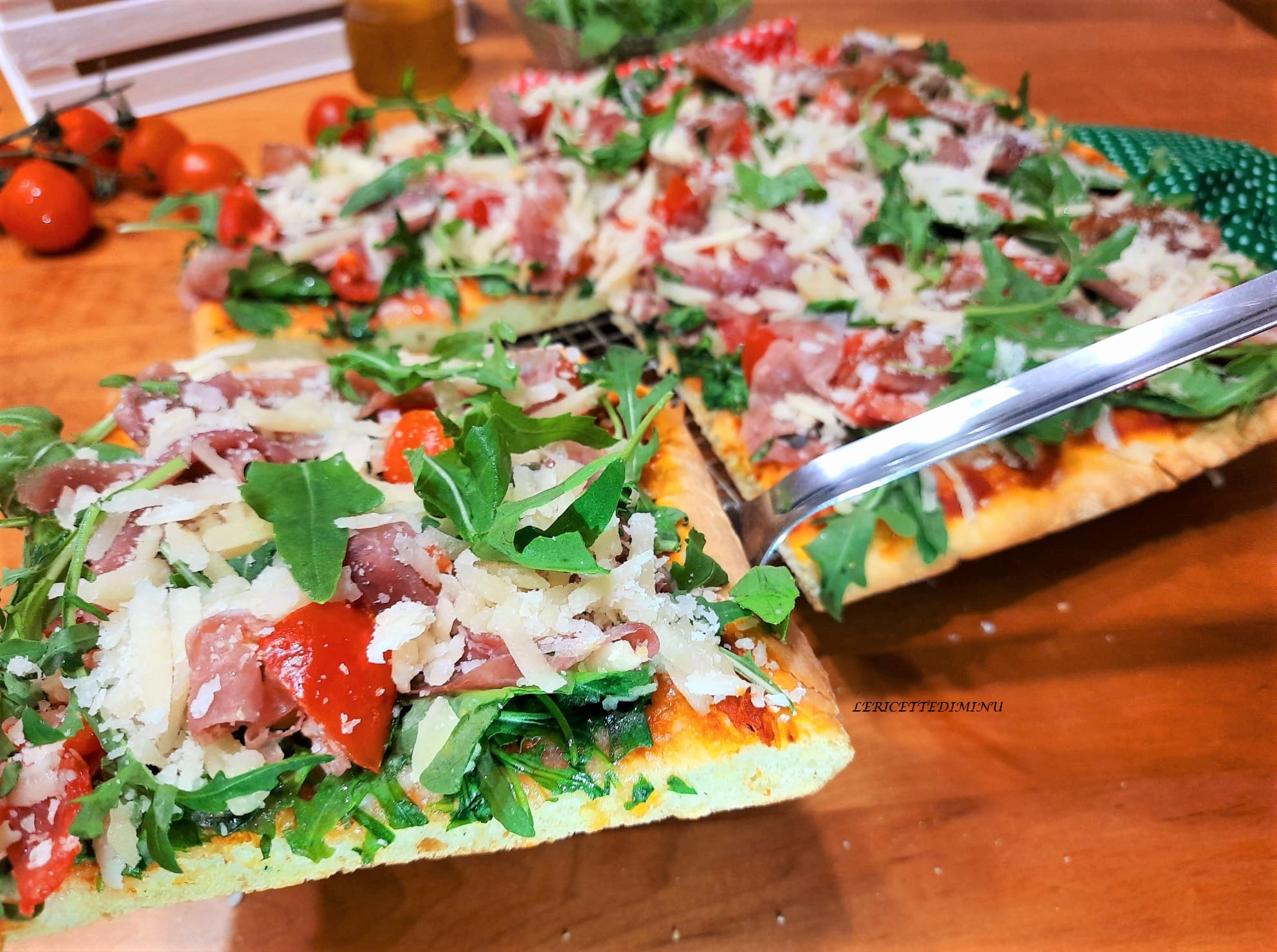 Pizza rúcula tomatitos y jamón serrano