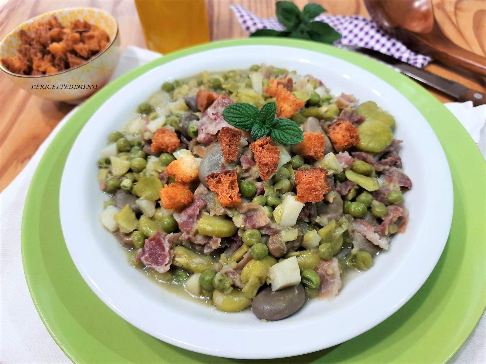 Sopa de habas frescas, guisantes y menta