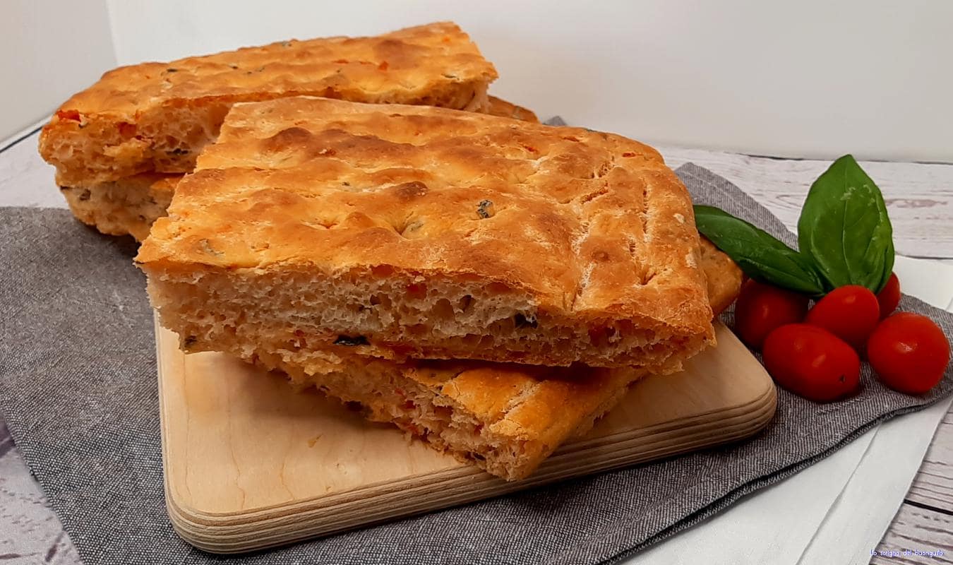 Focaccia con tomatitos cherry y albahaca