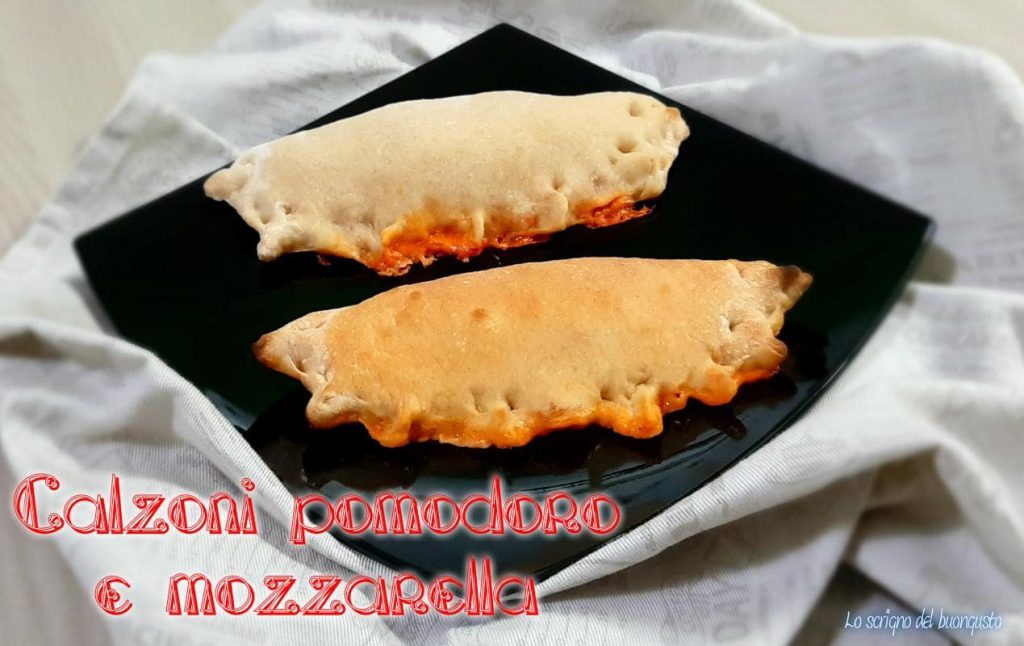 Calzones de tomate y mozzarella