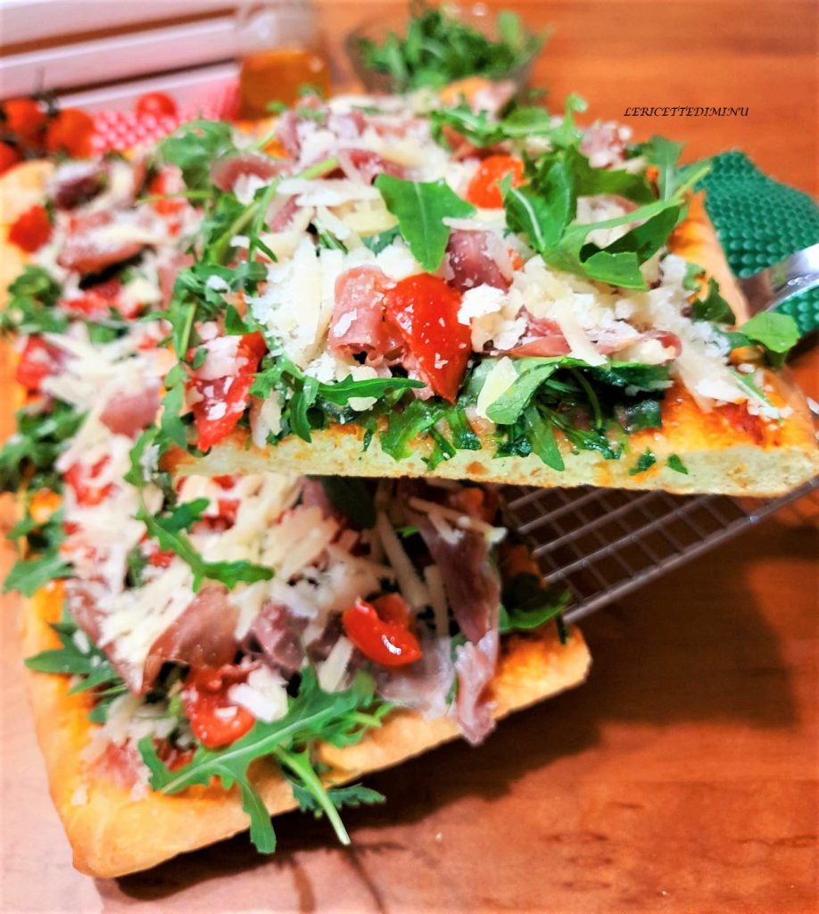 Pizza rúcula tomatitos y jamón serrano