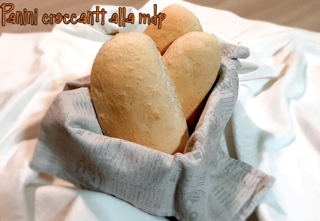 Bollos crujientes en la máquina de pan