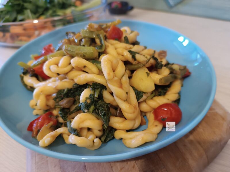 Lorighittas con tomatitos, anchoas y puntas de calabacines