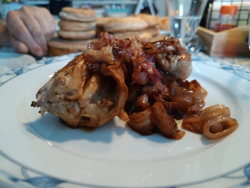 Conejo con cebollas caramelizadas y limón