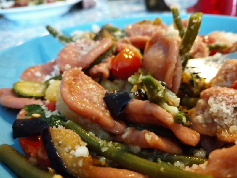 Strascinati con verduras y ricotta salada