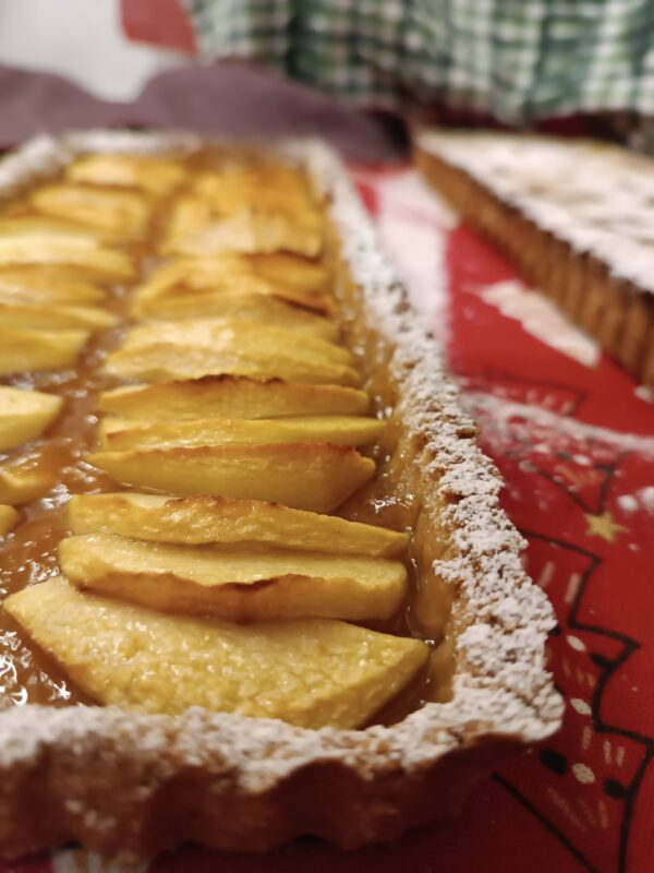 Mezcla copos de coco junto con el melocotón y las manzanas, y…