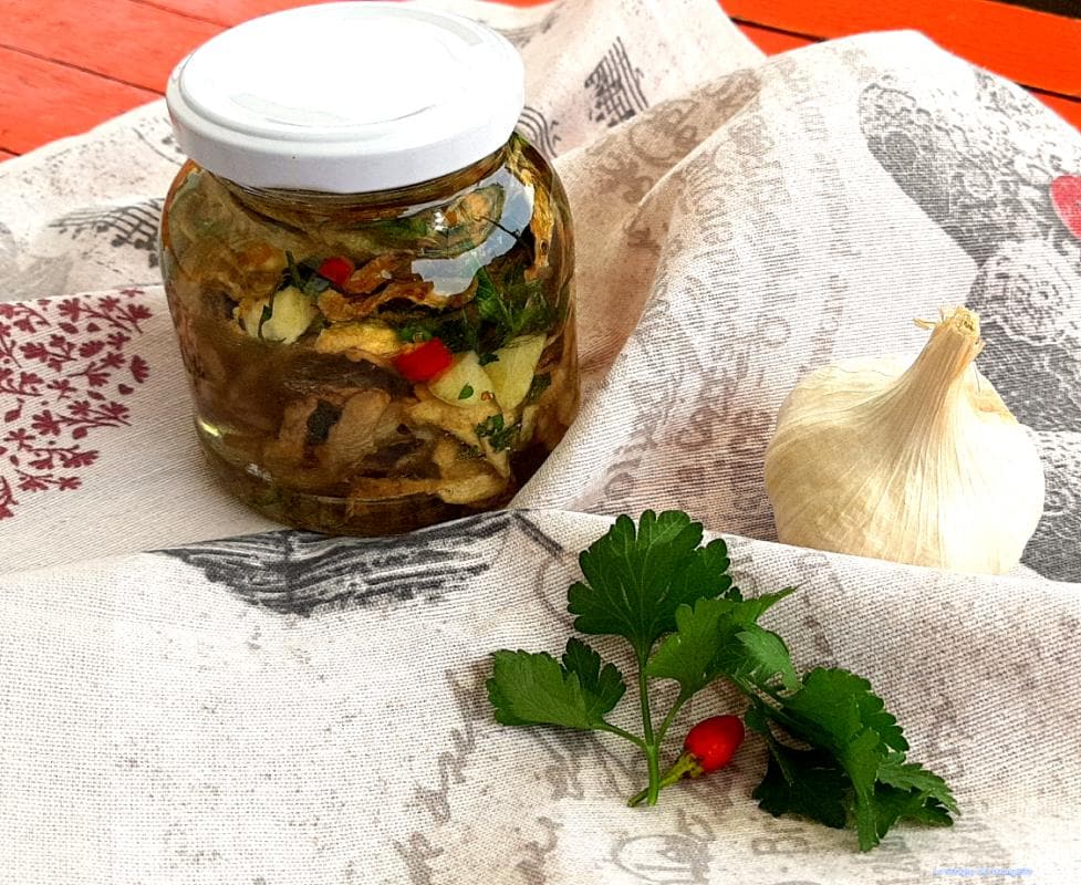 Palitos de berenjenas picantes en aceite