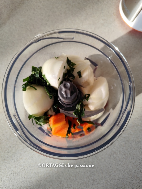 picar el sofrito para lentejas en sartén