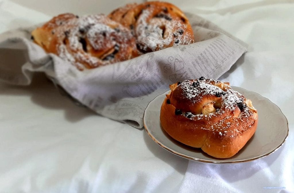 Brioches suaves con manzanas y chocolate