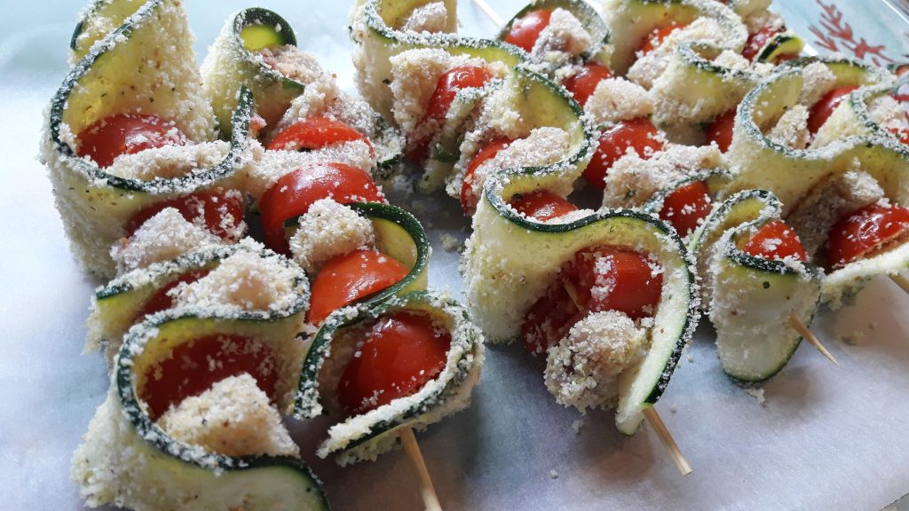 Brochetas de pez espada, calabacín y Pachino