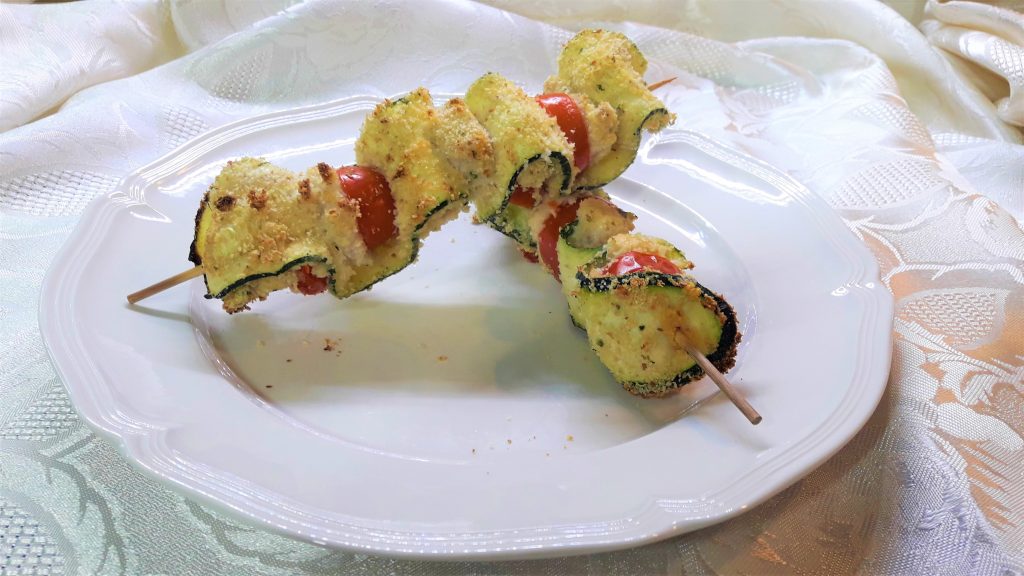 Brochetas de pez espada, calabacín y Pachino