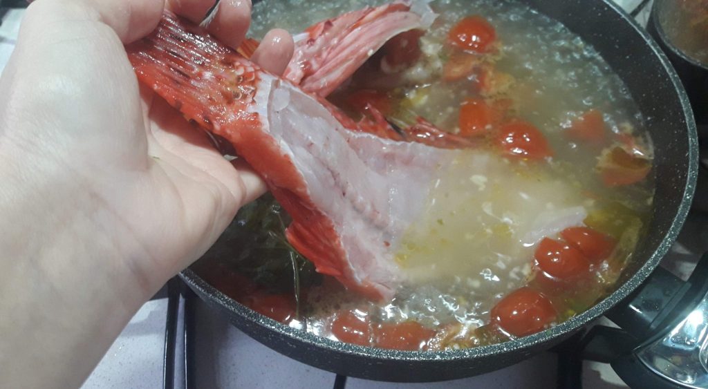 Pescado cebolla y linguini en su fumet