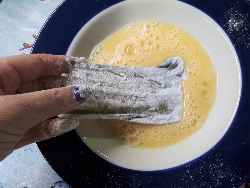 Costillas de acelga empanadas al horno