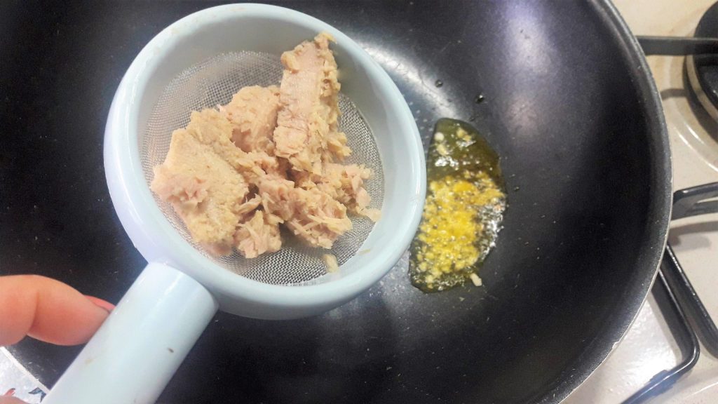 Pasta a la carbonara de pescado y calabacines