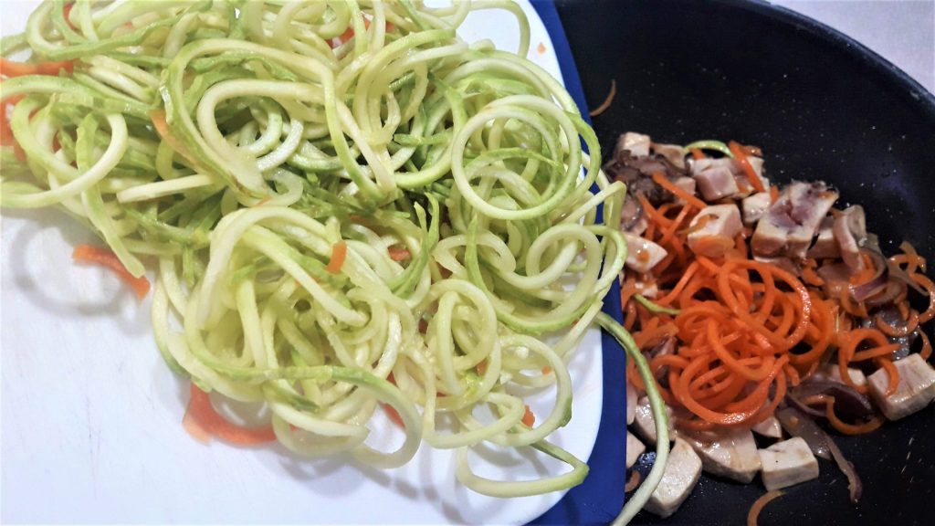 Espaguetis de soja con verduras y pez espada