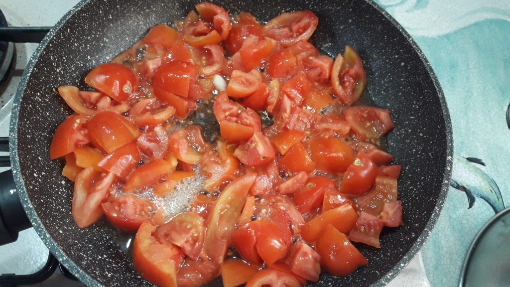 Caserecce con tres tipos de tomate y albahaca