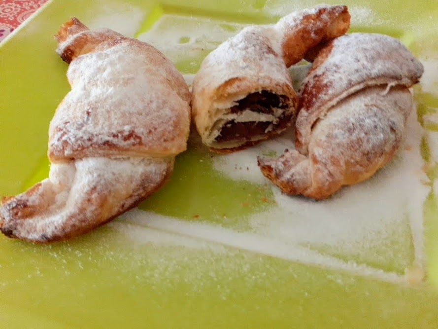 Pequeños croissants dulces con relleno de Nutella