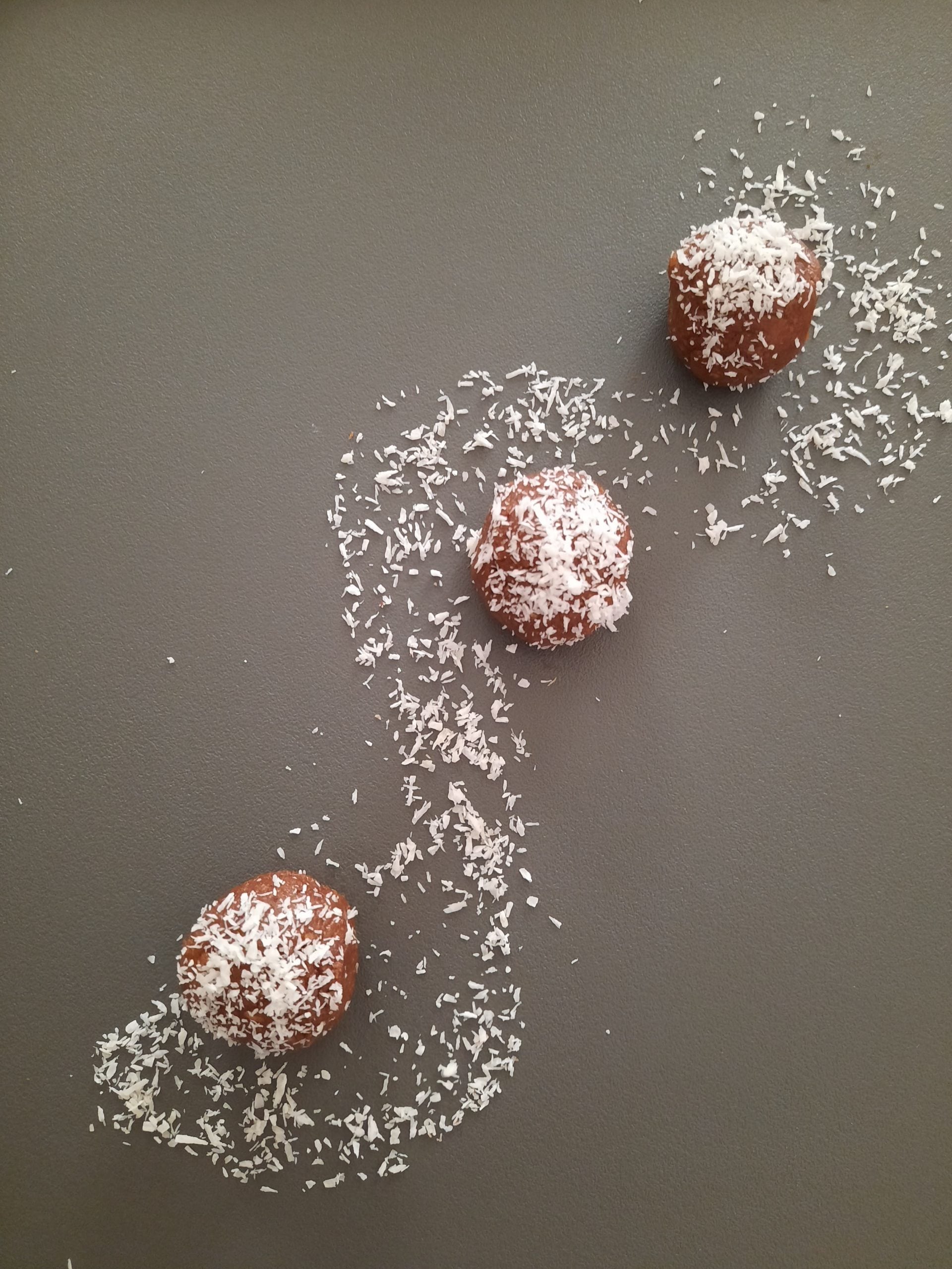 Energy balls con mantequilla de cacahuete y coco