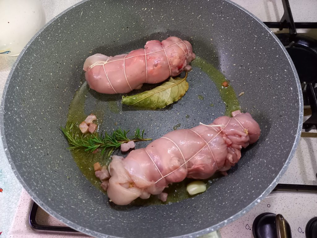 Silla de conejo con crema verde