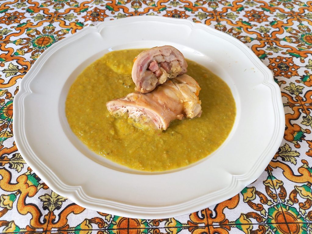 Silla de conejo con crema verde