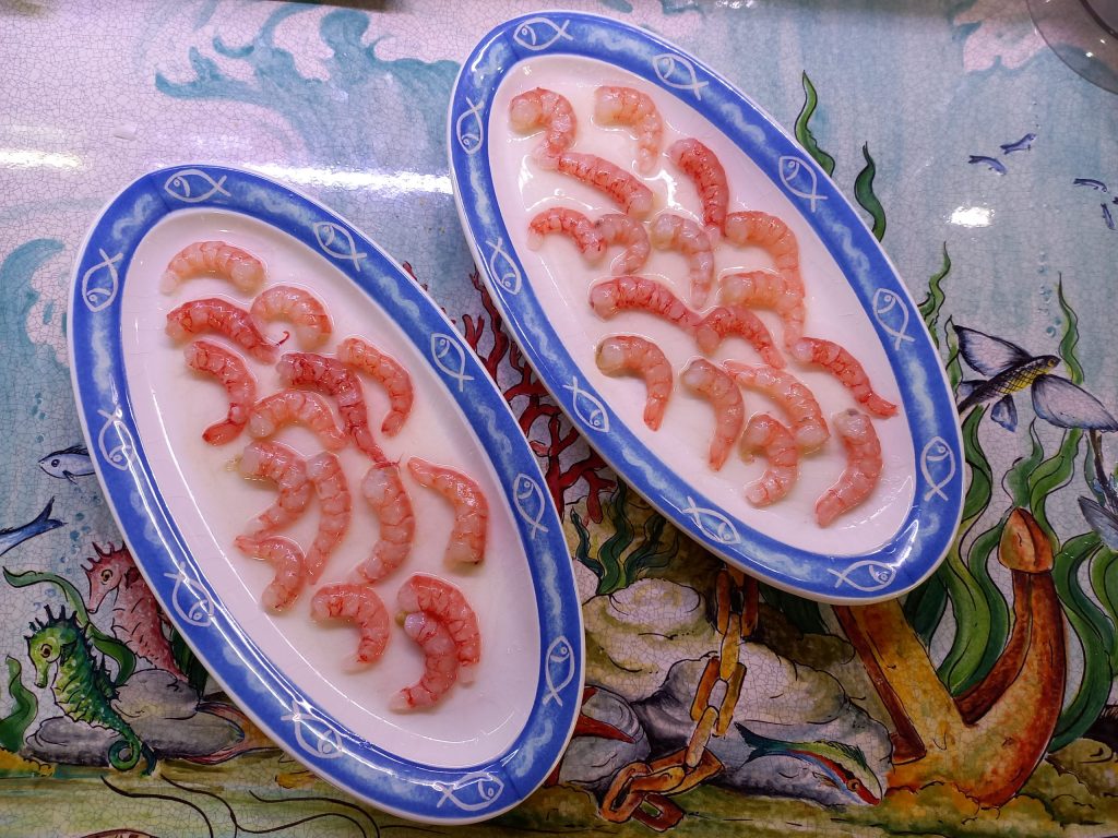 Gambas marinadas con cáscaras de piña