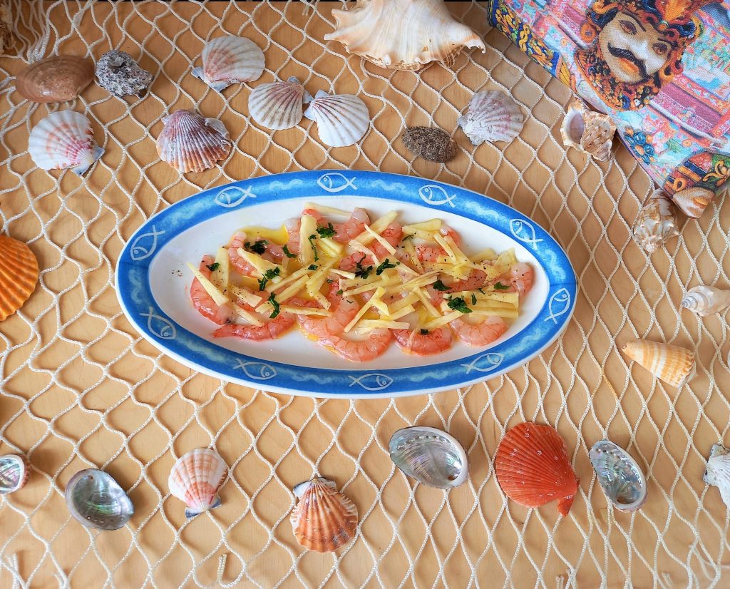 Gambas marinadas con cáscaras de piña