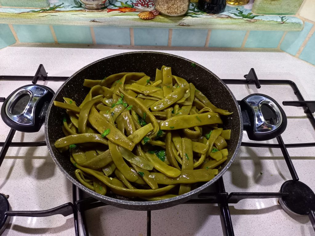 Pasta con pesto de judías verdes planas