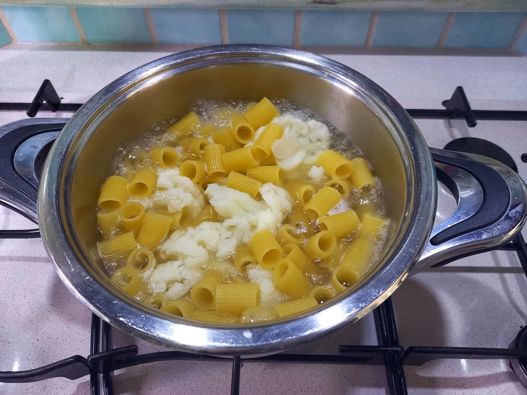 Macarrones con coliflor y anchoas