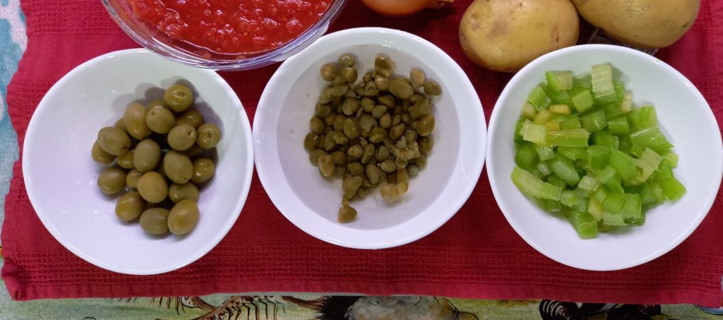 alcaparras aceitunas y apio