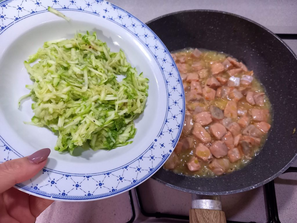 Penne rigate con salmón y calabacines