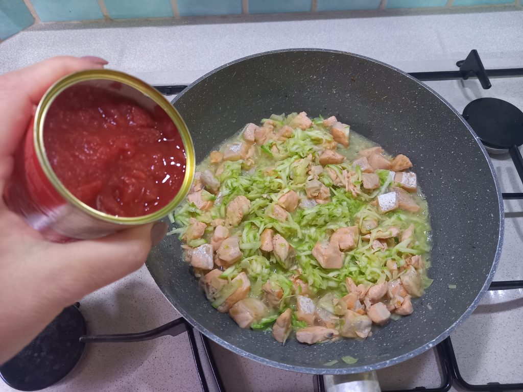 Penne rigate con salmón y calabacines