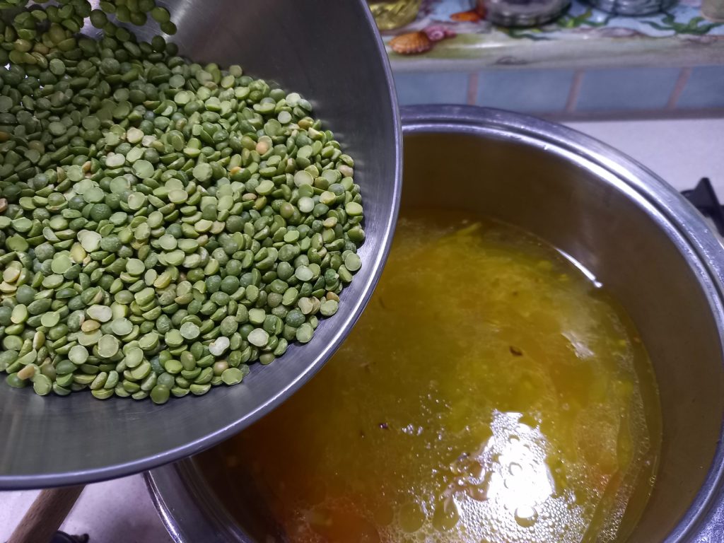 Sopa de guisantes secos y tubetti