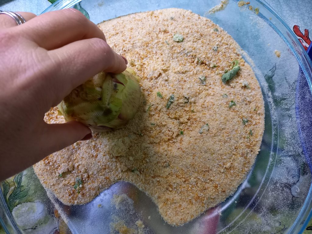 Corazones de alcachofa rellenos con salsa