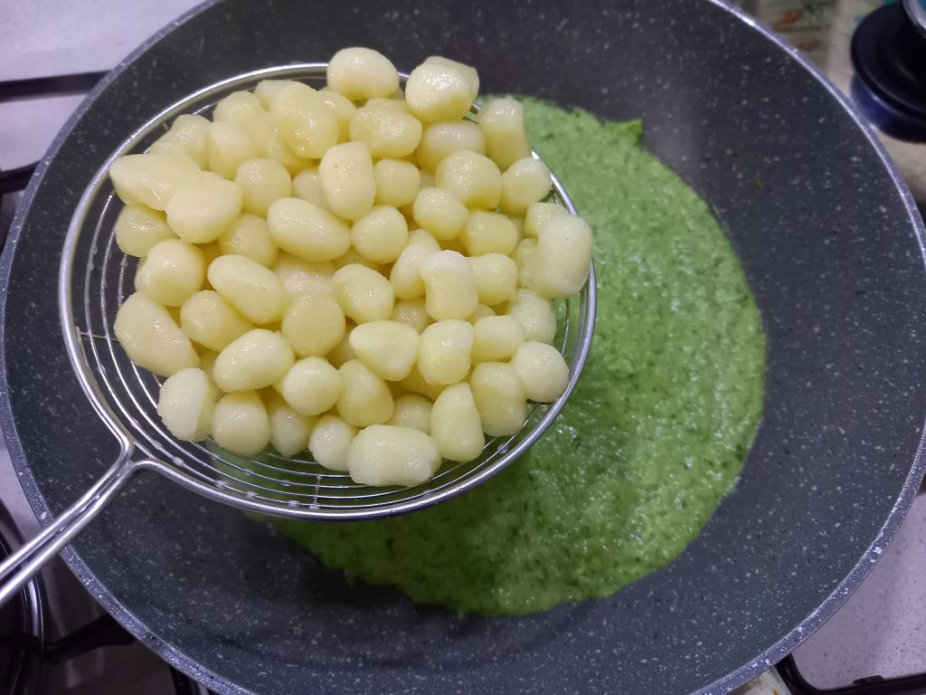 Gnocchetti con crema de espárragos y bottarga