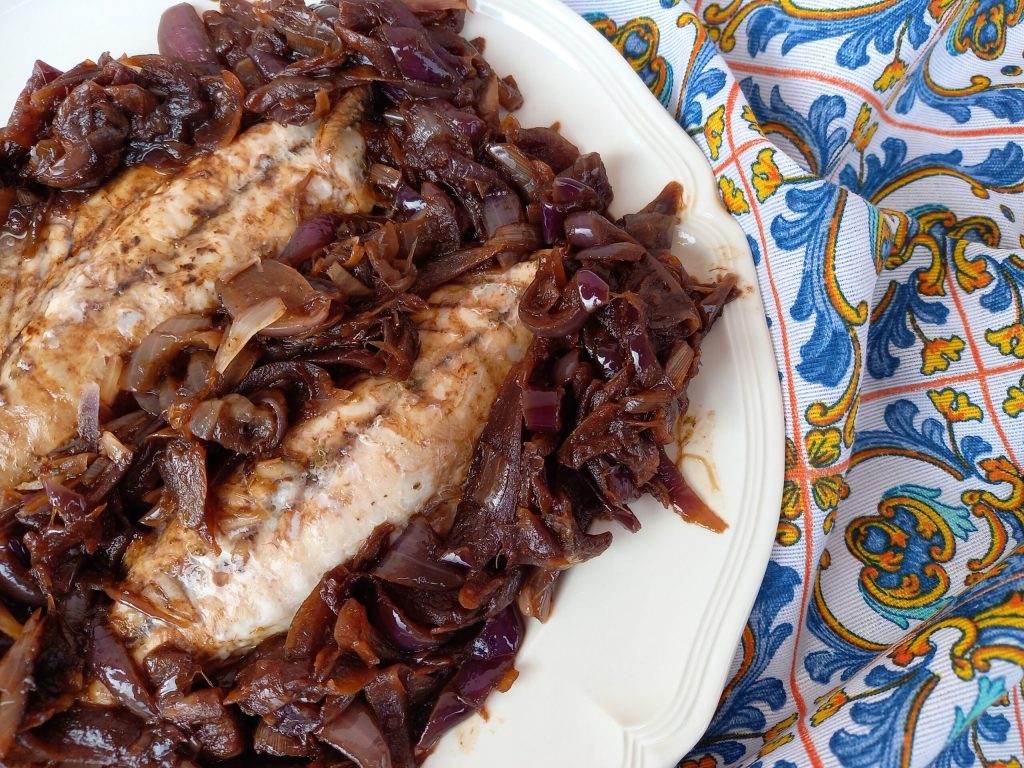 Filetes de pescado con cebolla caramelizada