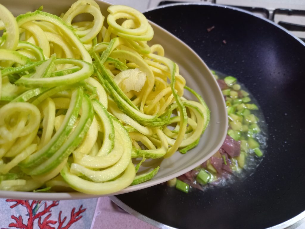 Carbonara fit con espaguetis de calabacín