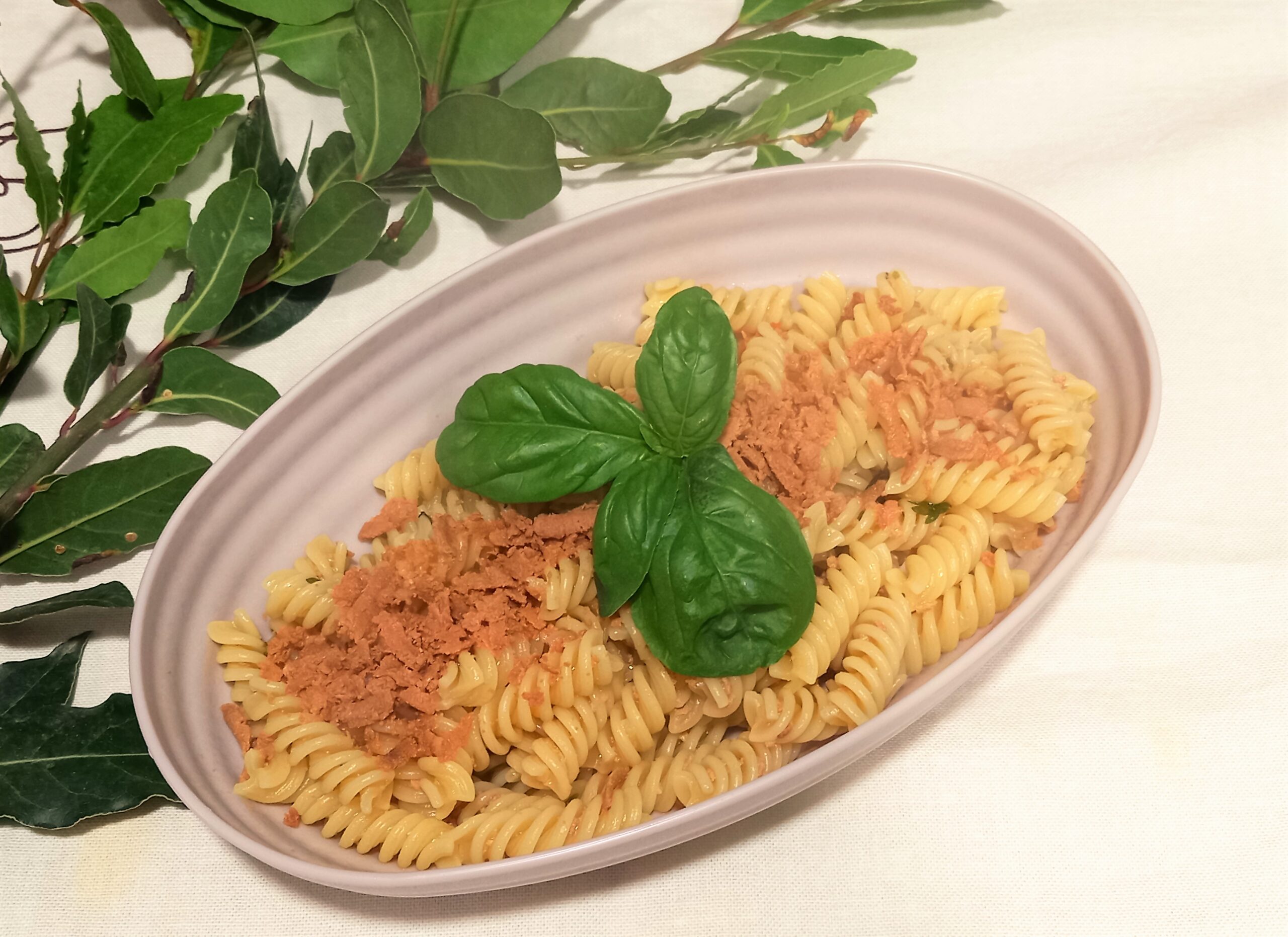 Fusilli con crema de berenjenas y huevas de atún
